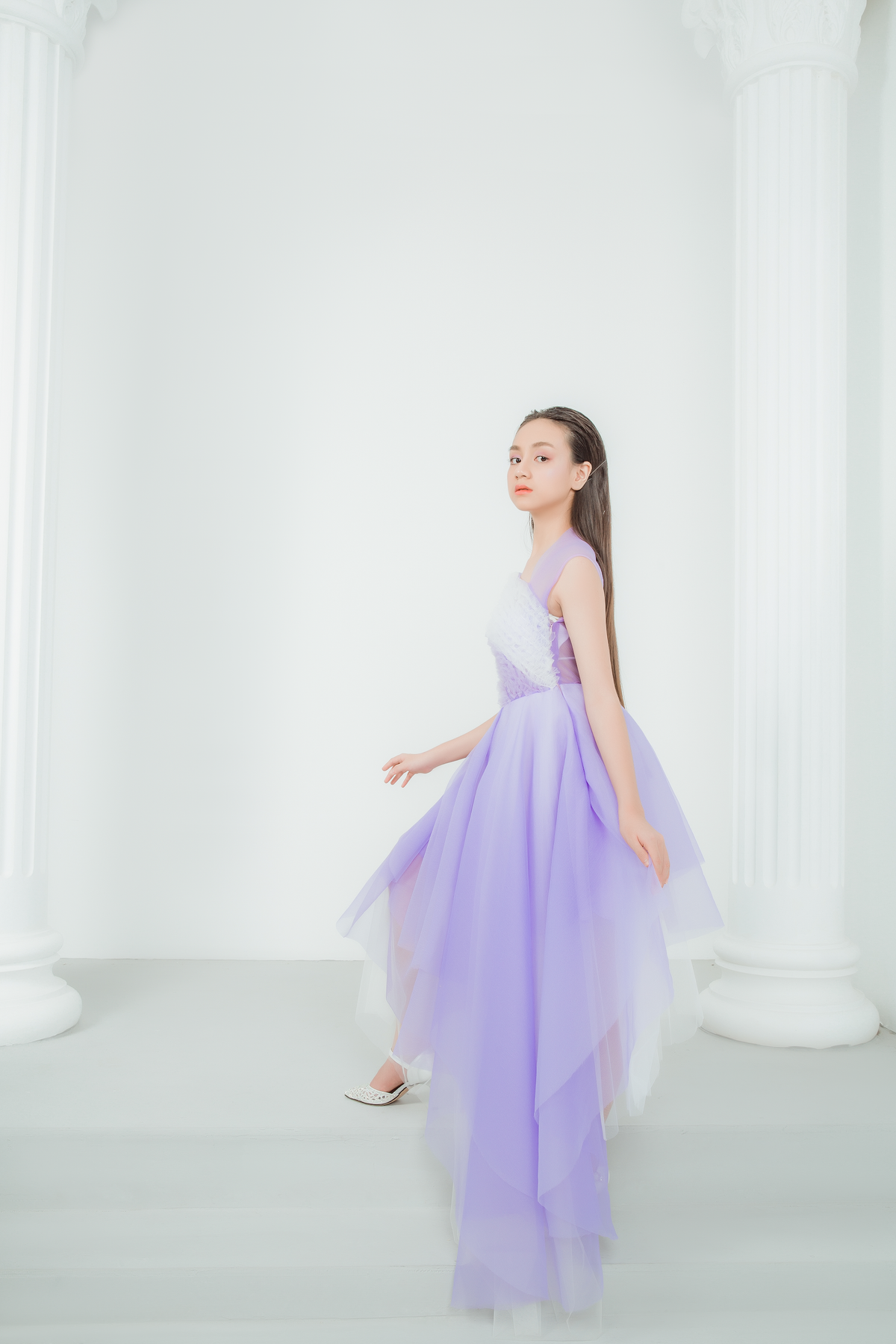 Theo con gái từ những ngày đầu bước vào lĩnh vực nghệ thuật, mẹ Ngọc Huyền chia sẻ: "Mặc dù hai vợ chồng tôi đều làm cán bộ quản lý trong cơ quan nhà nước, công việc bận rộn nhưng khi thấy con có đam mê với nghệ thuật thật sự, tôi luôn cố gắng sắp xếp thời gian để theo sát con trong mỗi chương trình. Khi thấy con hăng say tập luyện và sự trưởng thành của con từng ngày, bản thân tôi cảm thấy vô cùng hạnh phúc và cuốn theo đam mê của con lúc nào không hay!".