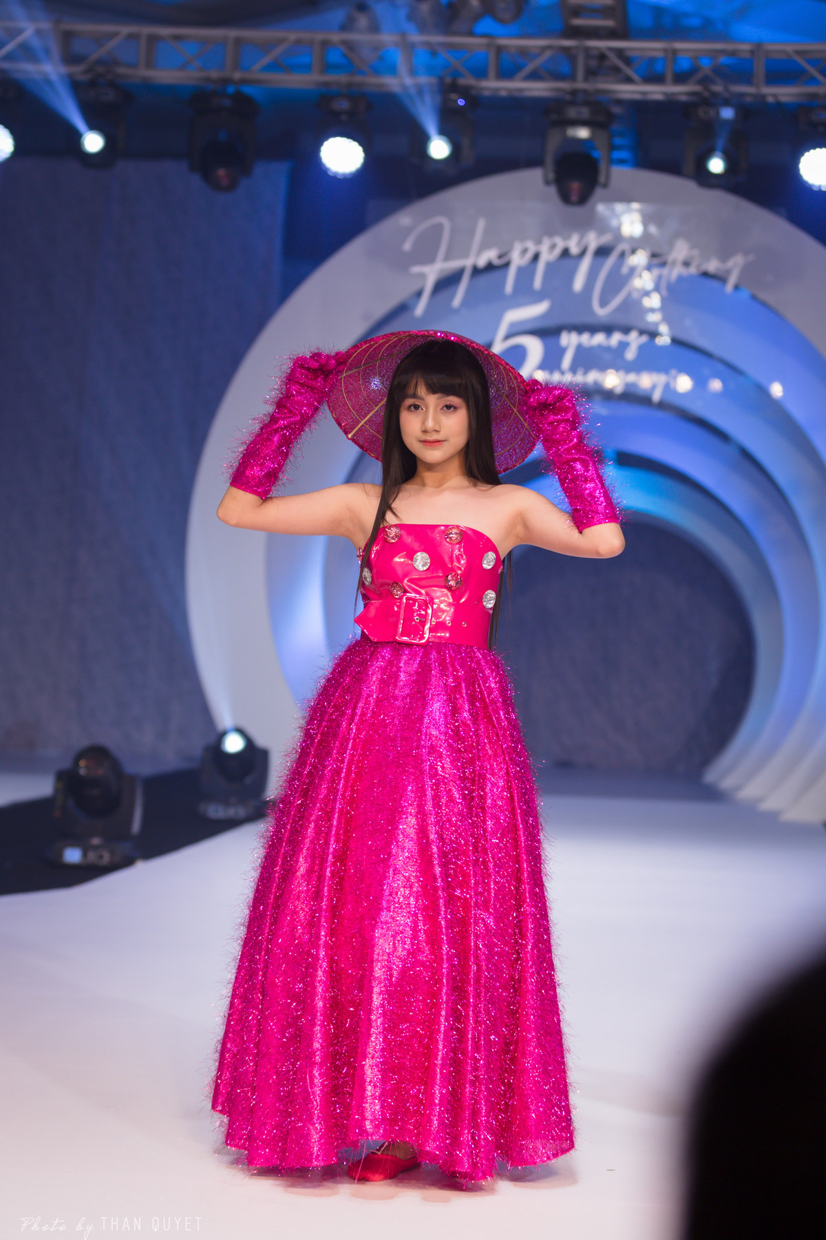 BST "Color of life" mà người mẫu nhí Ngọc Huyền làm vedette lấy cảm hứng từ những sắc màu tươi mới , những cung bậc cảm xúc trong cuộc sống.