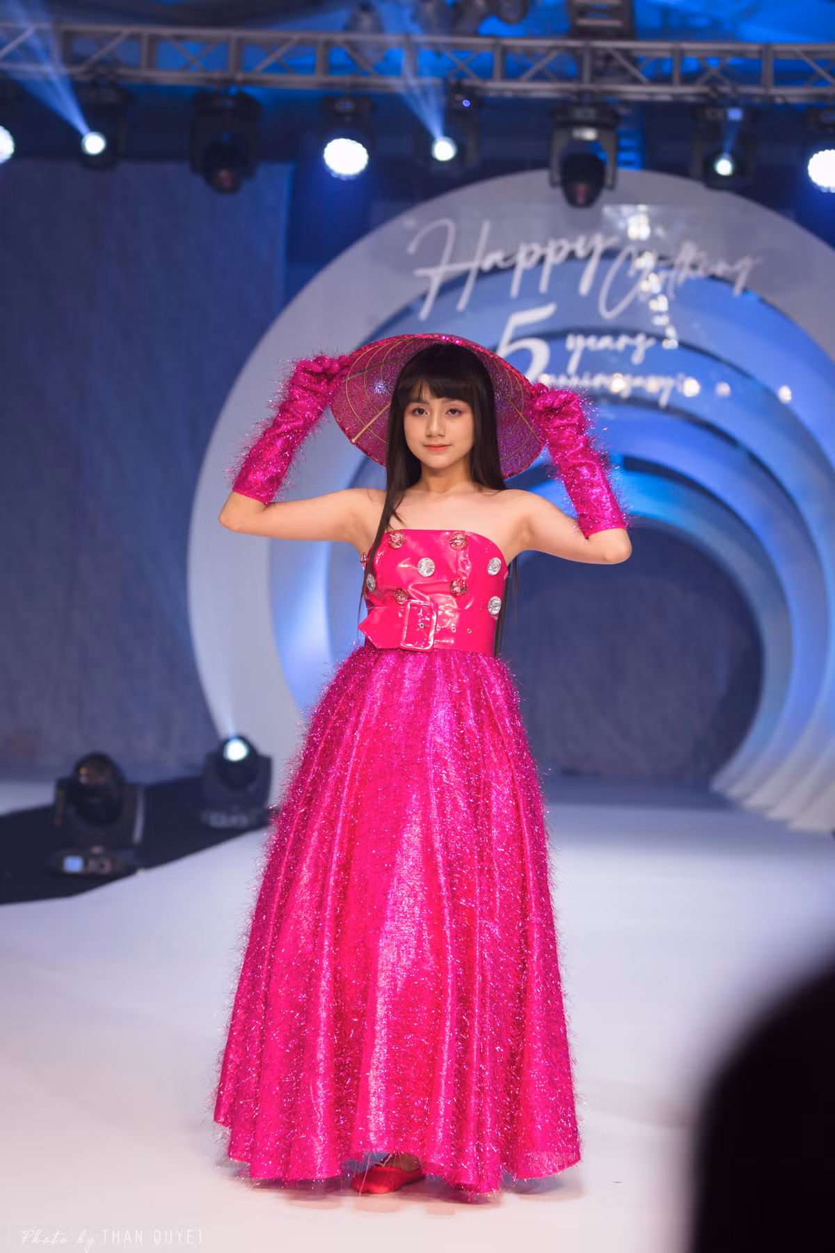 BST "Color of life" mà người mẫu nhí Ngọc Huyền làm vedette lấy cảm hứng từ những sắc màu tươi mới , những cung bậc cảm xúc trong cuộc sống.