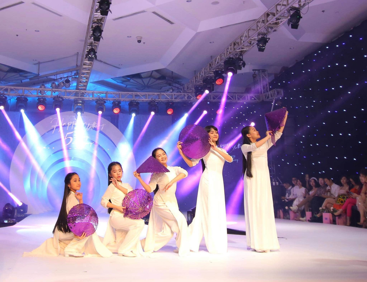 Bên cạnh Ngọc Huyền luôn có mẹ - người theo sát và chăm sóc cho cô bé trong mỗi hoạt động.