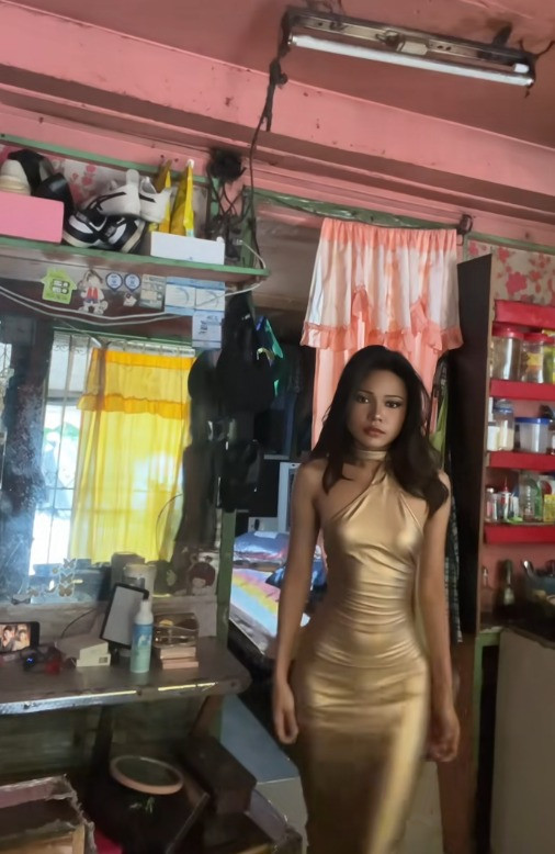 Cô gái không nói một lời nào, chỉ mặc một bộ đầm lụa đi qua đi lại dạng check outfit nhưng lại cực kỳ thu hút. Lý do là bởi nhan sắc xinh đẹp, cuốn hút, khi diện đầm lụa tôn triệt để đường cong, thắt eo nhiều phái đẹp mơ ước.