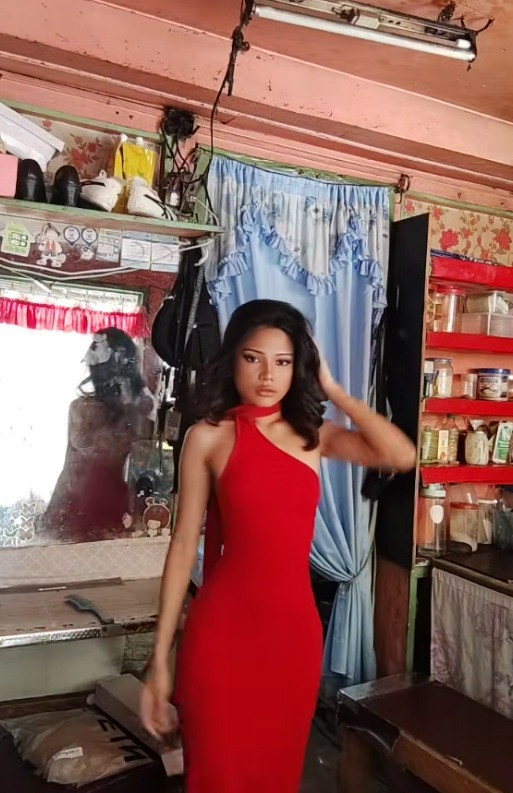 Theo tìm hiểu, cô gái này tên Angelica Suarez, người Philippines. Cô đăng tải clip đầu tiên lên TikTok vào tháng 6/2024.