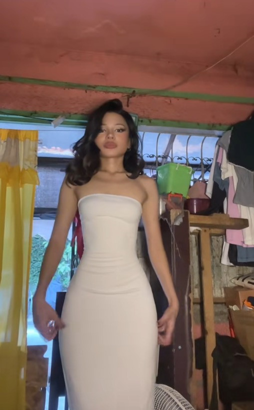 Cô chọn bối cảnh quay clip là ngay trong căn nhà của mình, có chút cũ kỹ, đồ vật để lỉnh kỉnh ở nhiều nơi khác nhau. Từ bóng đèn, kệ để giày, gương,... cũng đã có dấu hiệu xuống cấp.