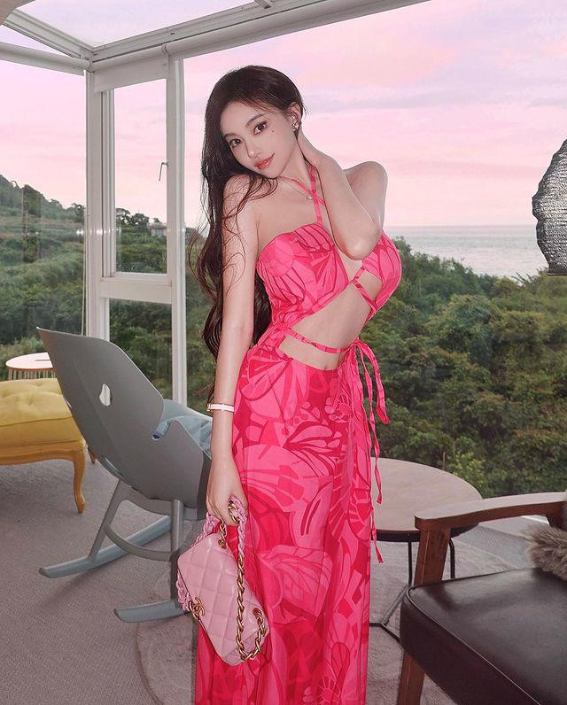 Thu hút hơn cả chính là vòng 1 ngoại cỡ khiến bất kỳ ai cũng khó rời mắt.