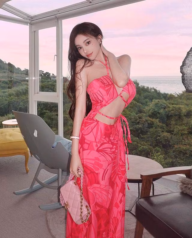 Thu hút hơn cả chính là vòng 1 ngoại cỡ khiến bất kỳ ai cũng khó rời mắt.