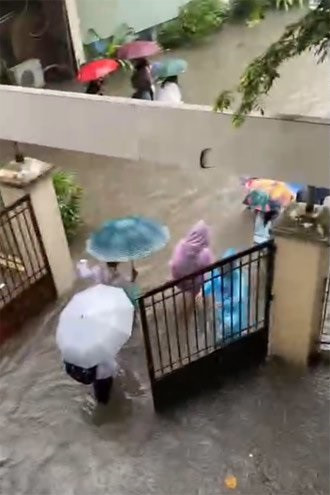 Theo đó, ở khu vực trước cổng trường của trường THPT chuyên Khoa học Tự Nhiên – Đại học Khoa học Tự Nhiên (Đại học Quốc gia Hà Nội) nước ngập sâu.