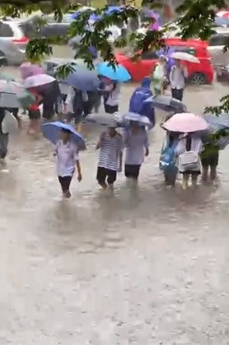 Học sinh phải xắn quần đến gối, bì bõm lội nước vào lớp, việc di chuyển khó khăn.