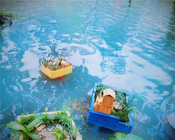 Đặc biệt, để thêm phần sinh động, chủ nhân của bộ ảnh này còn dùng photoshop chuyển màu nước mưa đục ngầu xám xịt thành xanh dương mát rượi cho “hồ bơi”, khiến người xem càng cảm thấy thích thú hơn nữa.