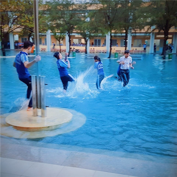 Theo đó, với dòng trạng thái mở đầu “Như thường lệ đến mùa mưa là trường NHS mở cửa hồ bơi cho tất cả học sinh” là người xem đã hiểu được “thông lệ” của trường cứ mưa là ngập, và càng ngày mức ngập càng cao.