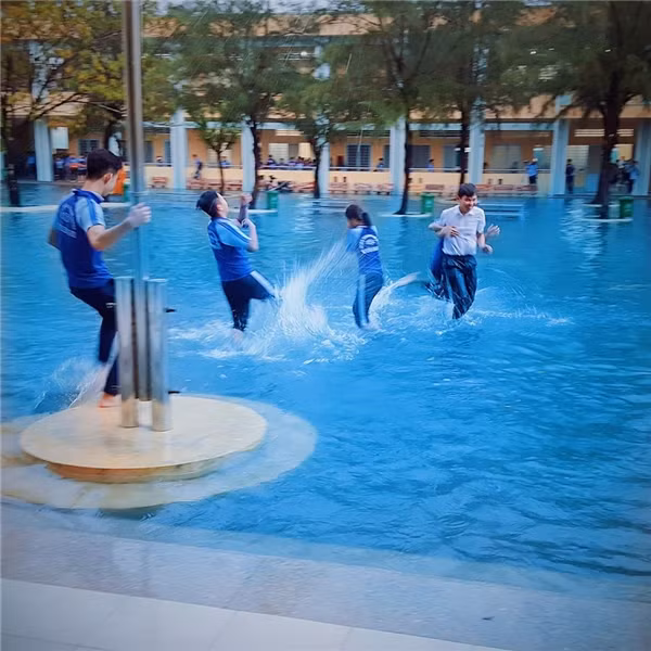 Theo đó, với dòng trạng thái mở đầu “Như thường lệ đến mùa mưa là trường NHS mở cửa hồ bơi cho tất cả học sinh” là người xem đã hiểu được “thông lệ” của trường cứ mưa là ngập, và càng ngày mức ngập càng cao.