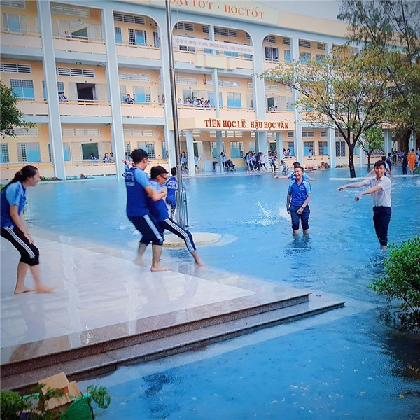 Độ “lầy” khó đỡ ở chỗ, thay vì than thở khi phải xắn quần, xách dép, ôm cặp lội nước, các “trò” lại vô cùng hăng hái đi học hơn mọi khi, vì chẳng mấy khi được dịp “quẩy” hồ bơi ngay tại trường mình. Hình như với các "trò", đây cũng là một cách... thư giãn khá lí tưởng sau những giờ học căng thẳng.