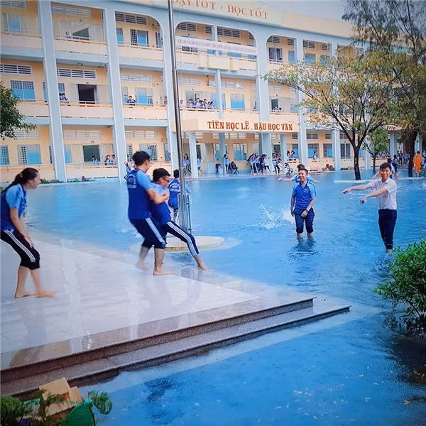 Độ “lầy” khó đỡ ở chỗ, thay vì than thở khi phải xắn quần, xách dép, ôm cặp lội nước, các “trò” lại vô cùng hăng hái đi học hơn mọi khi, vì chẳng mấy khi được dịp “quẩy” hồ bơi ngay tại trường mình. Hình như với các "trò", đây cũng là một cách... thư giãn khá lí tưởng sau những giờ học căng thẳng.