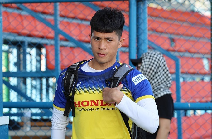 Những hình ảnh cũ với kiểu đầu đinh của trung vệ sinh năm 1997 cũng bị "fan cứng" nhiệt tình đào mộ.