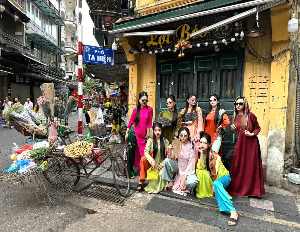 Một đoạn video ghi lại khung cảnh đông đúc của con phố Tạ Hiện nhanh chóng nhận được sự chú ý, thu hút tới 1,3 triệu lượt xem trên TikTok.