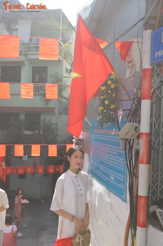 Con ngõ này cứ đến dịp mùng 2/9 và Tết Nguyên đán đều được trang trí rực rỡ cờ hoa, tuy nhiên năm nay lại trở thành địa điểm check-in được nhiều bạn trẻ biết đến để chụp ảnh.