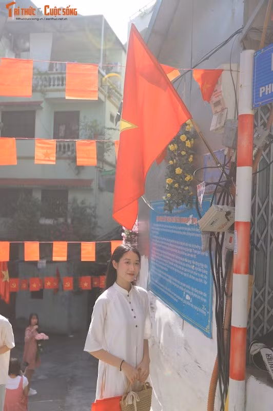 Con ngõ này cứ đến dịp mùng 2/9 và Tết Nguyên đán đều được trang trí rực rỡ cờ hoa, tuy nhiên năm nay lại trở thành địa điểm check-in được nhiều bạn trẻ biết đến để chụp ảnh.