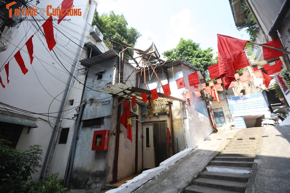 Hơn nữa, chụp ảnh mặc áo dài Việt cùng với những lá cờ Tổ quốc là một trong những hoạt động được nhiều người yêu thích trong dịp gần Tết Nguyên đán này.