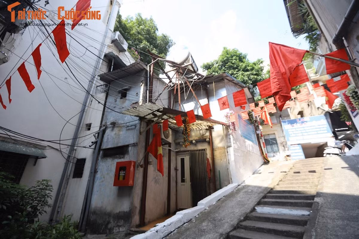 Hơn nữa, chụp ảnh mặc áo dài Việt cùng với những lá cờ Tổ quốc là một trong những hoạt động được nhiều người yêu thích trong dịp gần Tết Nguyên đán này.