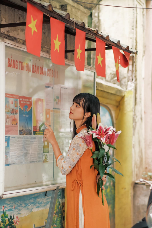 Dù chỉ nằm ẩn mình trên đường Yên Phụ, được trang trí đơn giản nhưng khung cảnh trong con ngõ 150 vẫn thu hút nhiều bạn trẻ đến check-in.