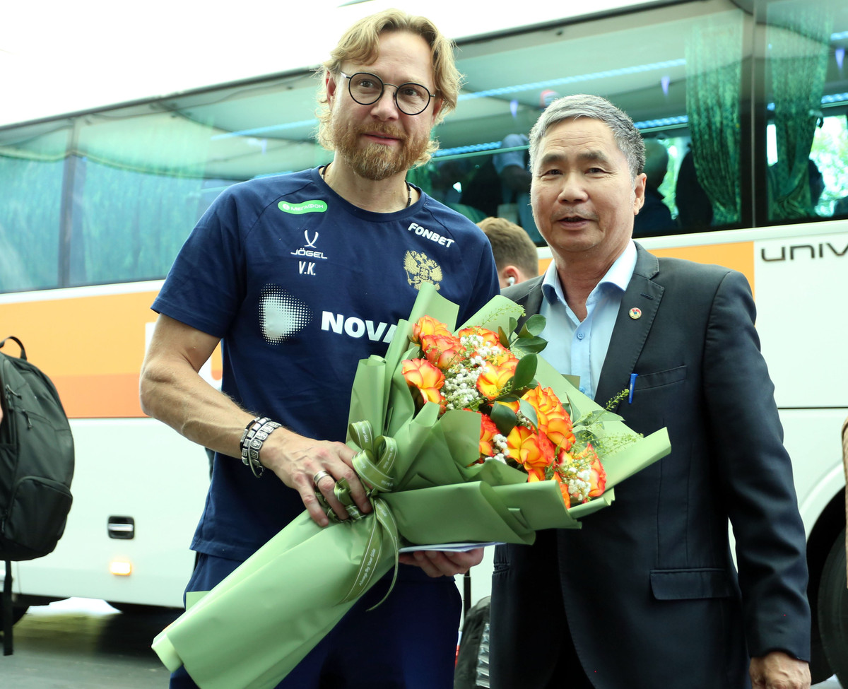 Đại diện LĐBĐ Việt Nam ông Dương Nghiệp Khôi tặng hoa HLV đội tuyển Nga - Valery Karpin.
