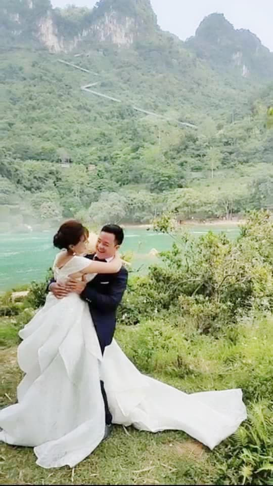 Bên cạnh đó cũng có ý kiến chê bai khi phần miệng của cô Thu Sao vẫn còn méo, chưa bình phục hoàn toàn sau khi phẫu thuật thẩm mỹ.