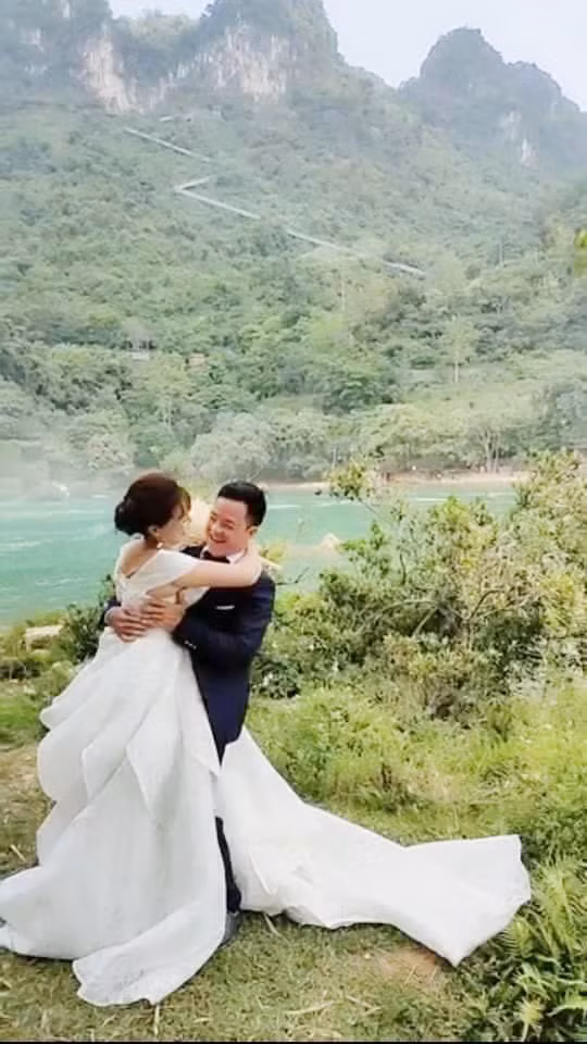 Bên cạnh đó cũng có ý kiến chê bai khi phần miệng của cô Thu Sao vẫn còn méo, chưa bình phục hoàn toàn sau khi phẫu thuật thẩm mỹ.