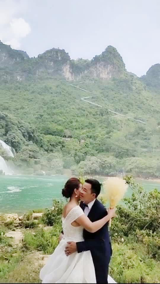 Thu Sao - Hoa Cương chính thức kết hôn vào năm 2018. Vì chênh lệch tuổi quá lớn mà khi đó, cặp đôi vấp phải nhiều lời bàn tán không hay.