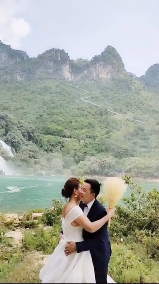 Thu Sao - Hoa Cương chính thức kết hôn vào năm 2018. Vì chênh lệch tuổi quá lớn mà khi đó, cặp đôi vấp phải nhiều lời bàn tán không hay.