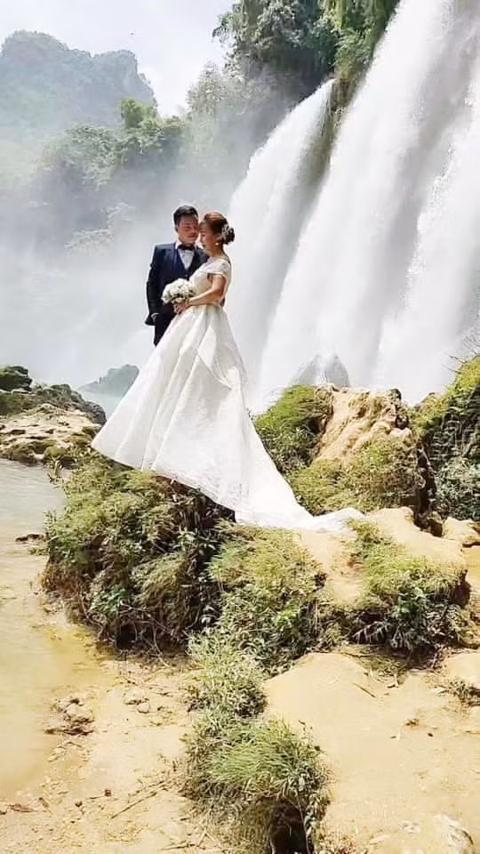 Tuy nhiên, điểm duy nhất cô Thu Sao được nhiều người khuyên ngăn là không nên thực hiện nhiều ca phẫu thuật thẩm mỹ để níu kéo thanh xuân, xứng đôi khi đứng cùng chồng trẻ.