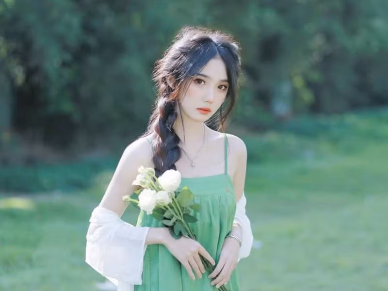 Trong clip hơn 6,6 triệu lượt xem này, có thể thấy Hoài Thu chỉ trang điểm hết sức nhẹ nhàng nhưng làn da vẫn sáng mịn, gần như không tì vết.