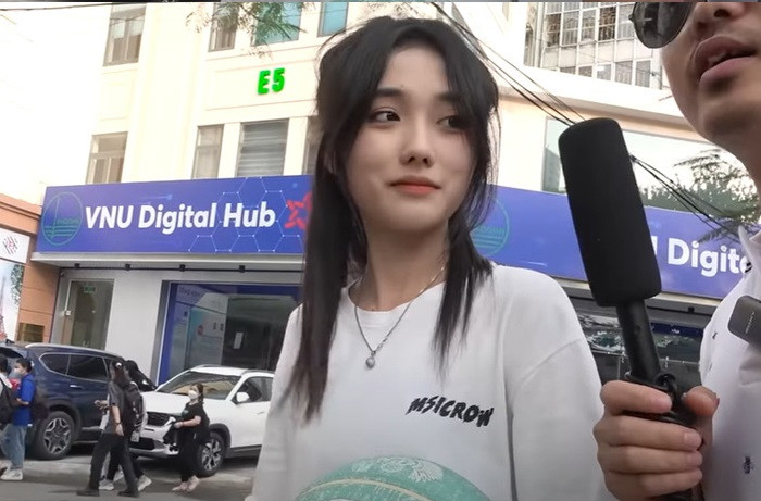 Nội dung của cuộc phỏng vấn không có gì quá đặc biệt nhưng điều để lại ấn tượng sâu sắc cho người xem chính là vẻ ngoài xinh đẹp của Hoài Thu.