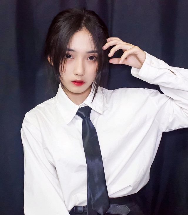 Trong một bức hình khác được tài khoản L.T.A. đăng tải, chụp cùng với Hoài Thu, dân mạng lại một lần nữa được chiêm ngưỡng nhan sắc thật của cô nàng.