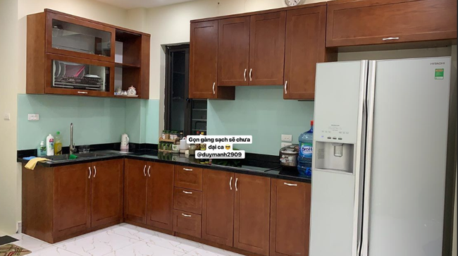 Quỳnh Anh khoe ảnh dọn dẹp tổ ấm khi mua nhà mới vào năm ngoái. Như vậy, cặp đôi đã sớm xác định tương lai nên mới có màn cầu hôn tối qua. Sau đó, bà xã Duy Mạnh "Báo cáo thành tích" với chồng sau khi nhà cửa đã gọn gàng, sạch sẽ.