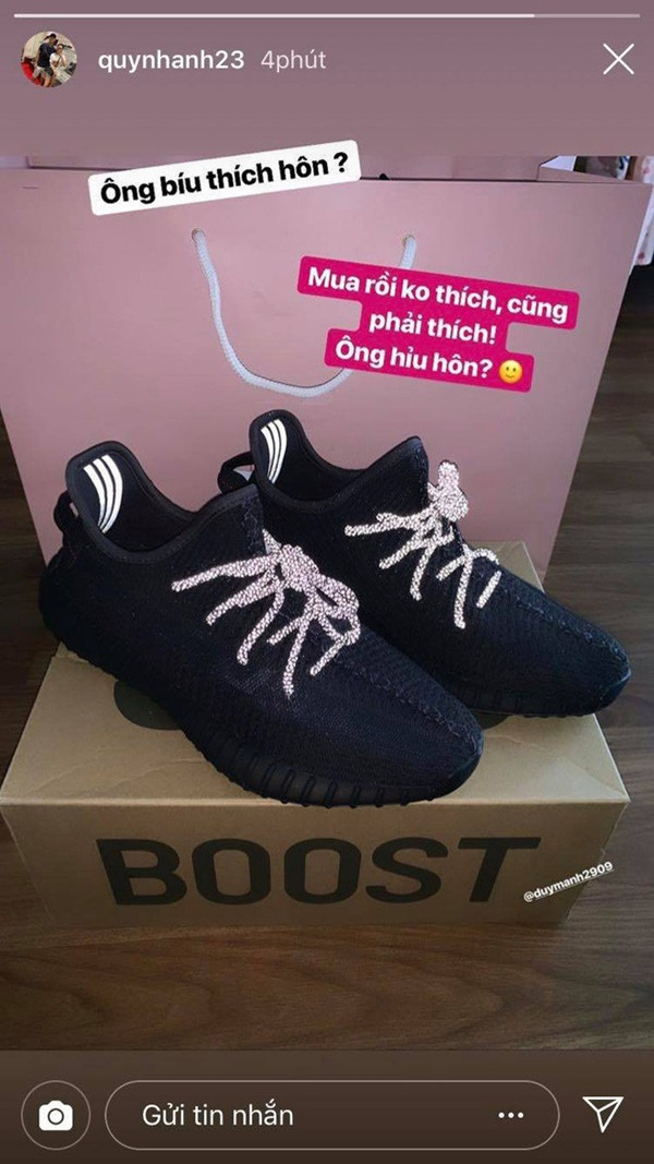 Chưa dừng lại ở đó, Quỳnh Anh còn hết lòng chiều chuộng Duy Mạnh, mua tặng chồng nhiều món hàng hiệu hot hit.