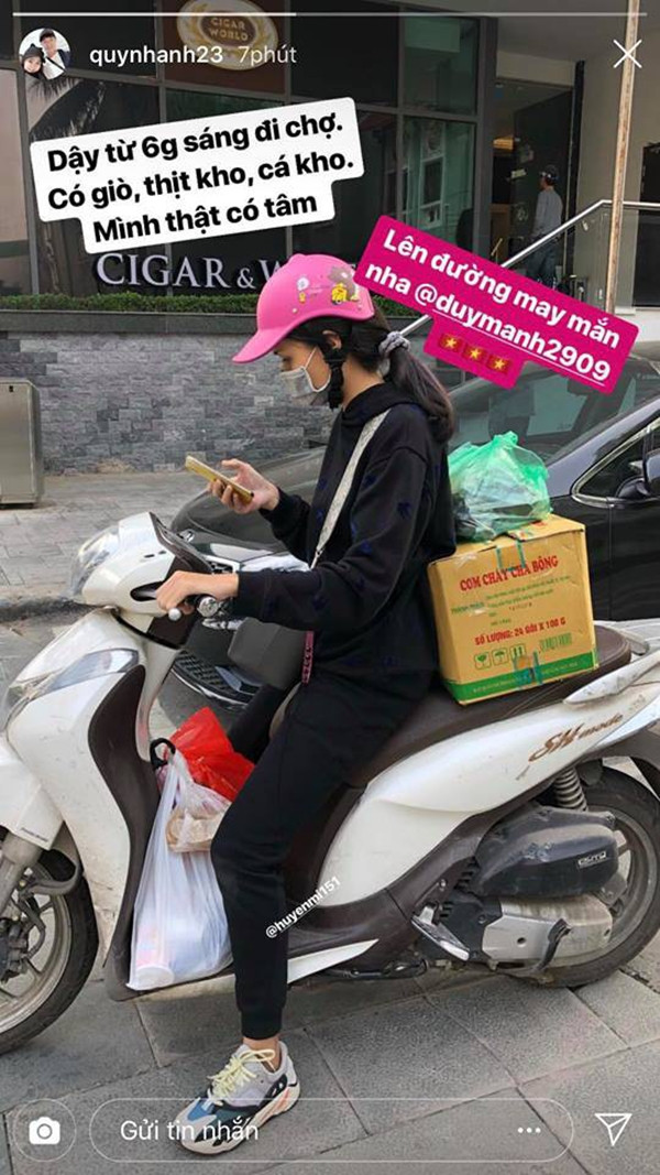 Lục lại quá khứ, khi Duy Mạnh sang Philippines để đá lượt đi trận bán kết AFF Cup 2018, Quỳnh Anh đã dậy từ 6 giờ sáng đi chợ, nấu ăn rồi gửi cho bạn trai.