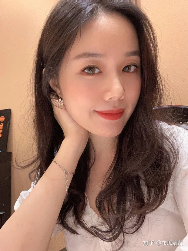 Trước khi giảm cân thành công, với Mông Mông, nỗi khổ cô gặp phải đó là việc không thể mặc được quần áo điệu đà, không thể xúng xính các trang phục hot trend như các cô gái khác.