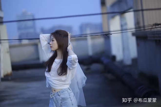 Biết tác hại của việc thừa cân, tốt nghiệp đại học xong, Mông Mông bắt đầu lên kế hoạch giảm cân cho mình. Do đặc thù công việc bận rộn, cô nàng không có thời gian để tới phòng tập như mọi người.