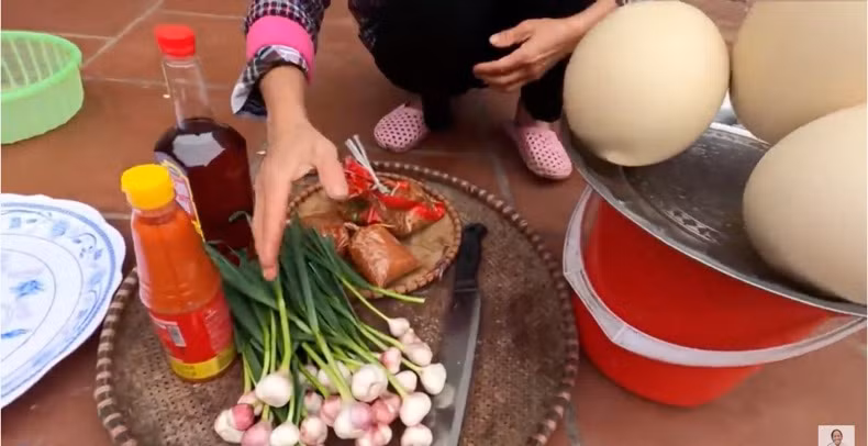 Cụ thể, mới đây trên kênh youtube bà Tân Vlog vừa đăng tải clip mới vẫn với nội dung làm về món ăn "siêu to khổng lồ". Lần này, bà Tân quyết định chi tiền triệu để mua nguyên liệu là những quả trứng đà điểu đắt đỏ, làm món trứng đà điểu chiên nước mắm.