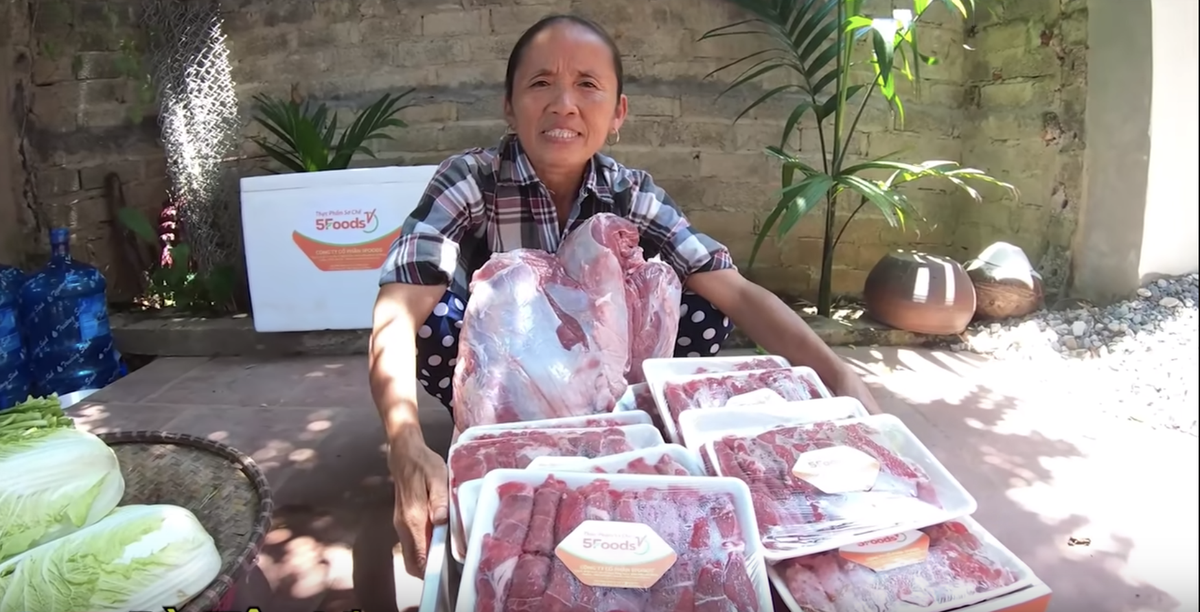 "Bà Tân ăn xong có bị sao không, trứng kỵ tỏi mà", "Nhưng bà ơi, theo cháu biết thì trứng rất kỵ tỏi nhé", "Bà ơi sao ăn trứng với tỏi được, kỳ thế",... là những bình luận mà dân mạng để lại dưới đoạn clip của bà Tân đăng tải trên kênh của mình.