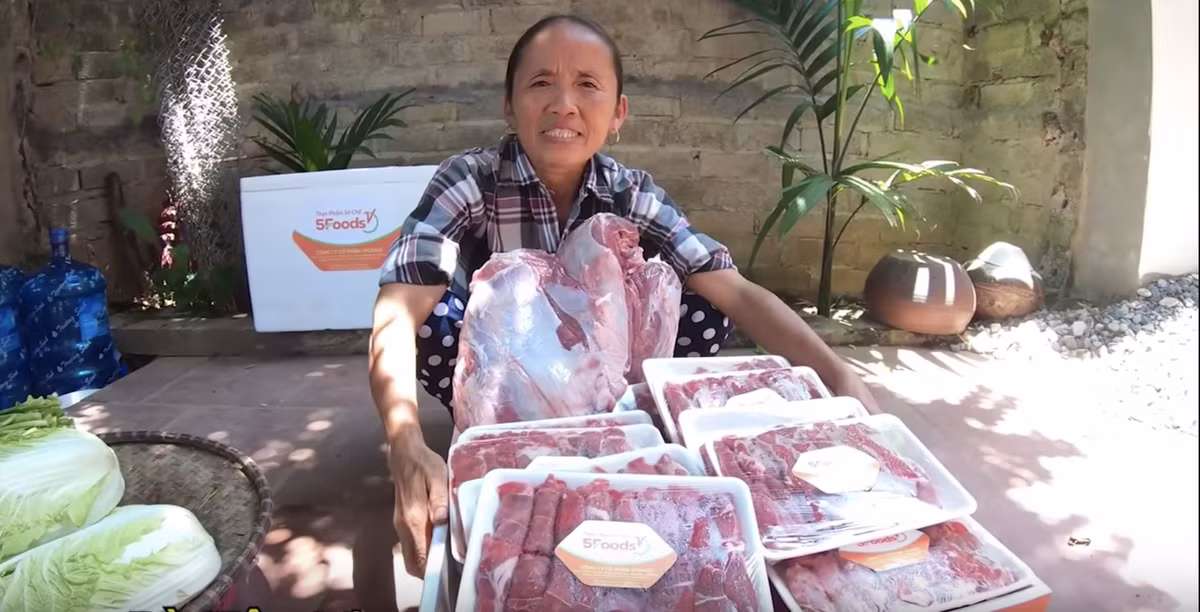 "Bà Tân ăn xong có bị sao không, trứng kỵ tỏi mà", "Nhưng bà ơi, theo cháu biết thì trứng rất kỵ tỏi nhé", "Bà ơi sao ăn trứng với tỏi được, kỳ thế",... là những bình luận mà dân mạng để lại dưới đoạn clip của bà Tân đăng tải trên kênh của mình.