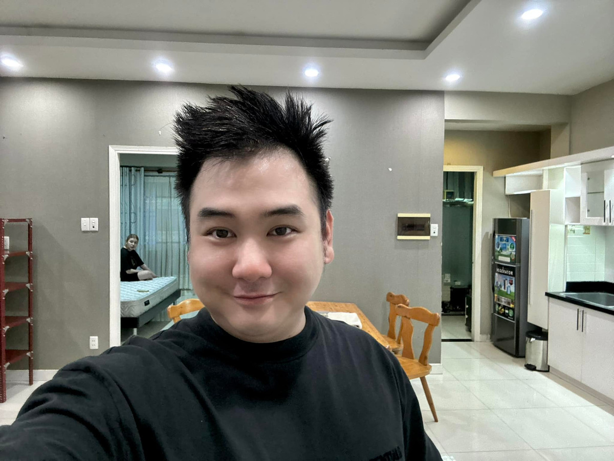 Bên cạnh đó, nam streamer khoe đang sống một cuộc sống độc lập, tập trung vào công việc kinh doanh. Mặc dù trước đây anh chàng nổi tiếng trong giới streamer và YouTuber, nhưng giờ đây, công việc kinh doanh đang trở thành mục tiêu chính trong cuộc sống.