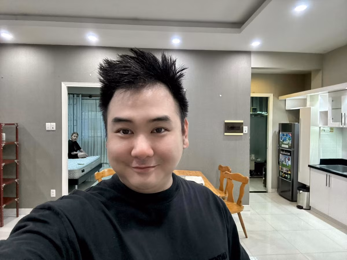 Bên cạnh đó, nam streamer khoe đang sống một cuộc sống độc lập, tập trung vào công việc kinh doanh. Mặc dù trước đây anh chàng nổi tiếng trong giới streamer và YouTuber, nhưng giờ đây, công việc kinh doanh đang trở thành mục tiêu chính trong cuộc sống.