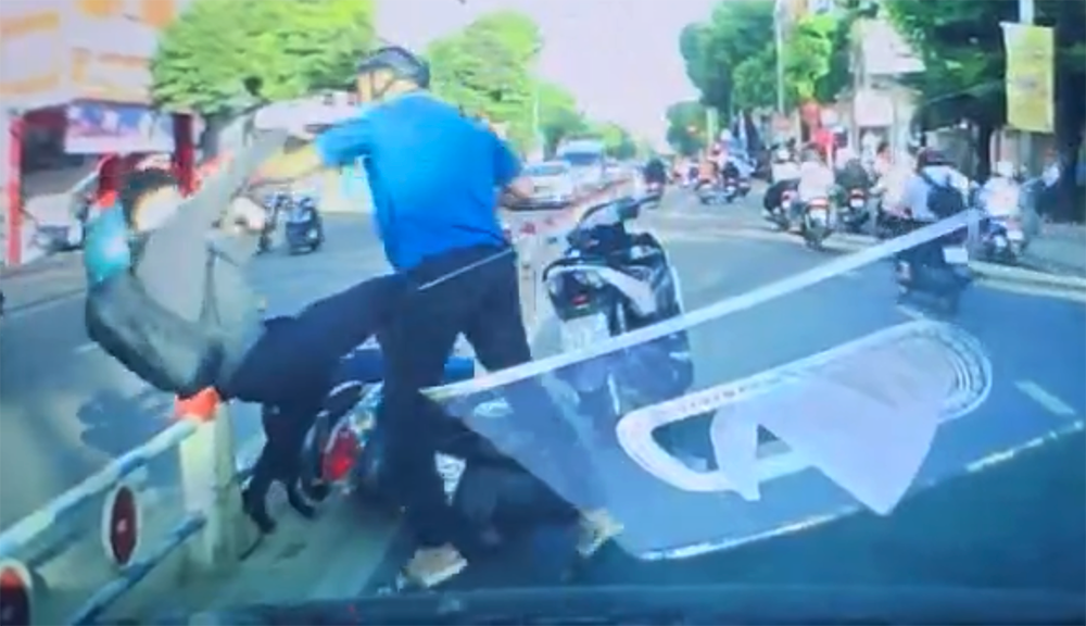 Truy tim nguoi dan ong ep xe, danh nguoi da man giua pho TPHCM