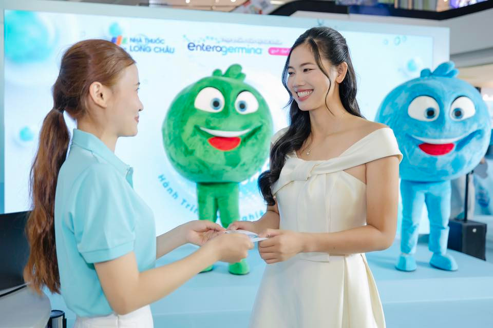 Bộ váy ôm sát cơ thể, tôn lên vóc dáng mảnh mai, cân đối, đặc biệt là vòng eo nhỏ nhắn được nhấn nhá khéo léo, phàn trễ vai giúp khoe vai trần và xương quai xanh gợi cảm, tăng thêm phần quyến rũ cho Ánh Viên.