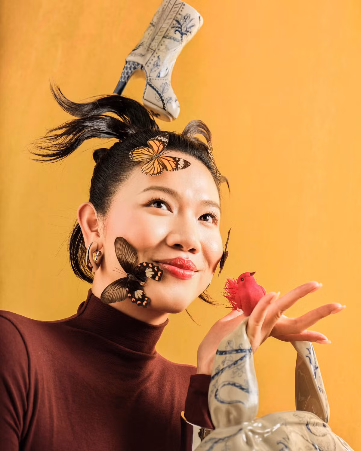 Mái tóc đen dài, óng ả thường được "tiểu tiên cá" để xõa tự nhiên hoặc búi cao gọn gàng, biến hoá linh hoạt giữa phong cách dịu dàng lẫn cá tính, năng động.