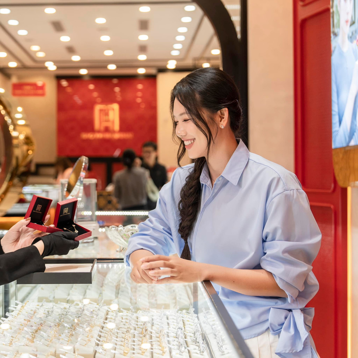 Nhan sắc của Ánh Viên hiện tại là sự kết hợp hài hòa giữa vẻ mộc mạc và nét hiện đại. Cô nàng sở hữu khuôn mặt nhỏ nhắn, đôi mắt long lanh, luôn ánh lên sự tươi vui và tràn đầy năng lượng tích cực. Nụ cười rạng rỡ, đặc biệt sau khi niềng răng, đã trở thành "vũ khí" mạnh nhất khiến cô thêm phần cuốn hút.