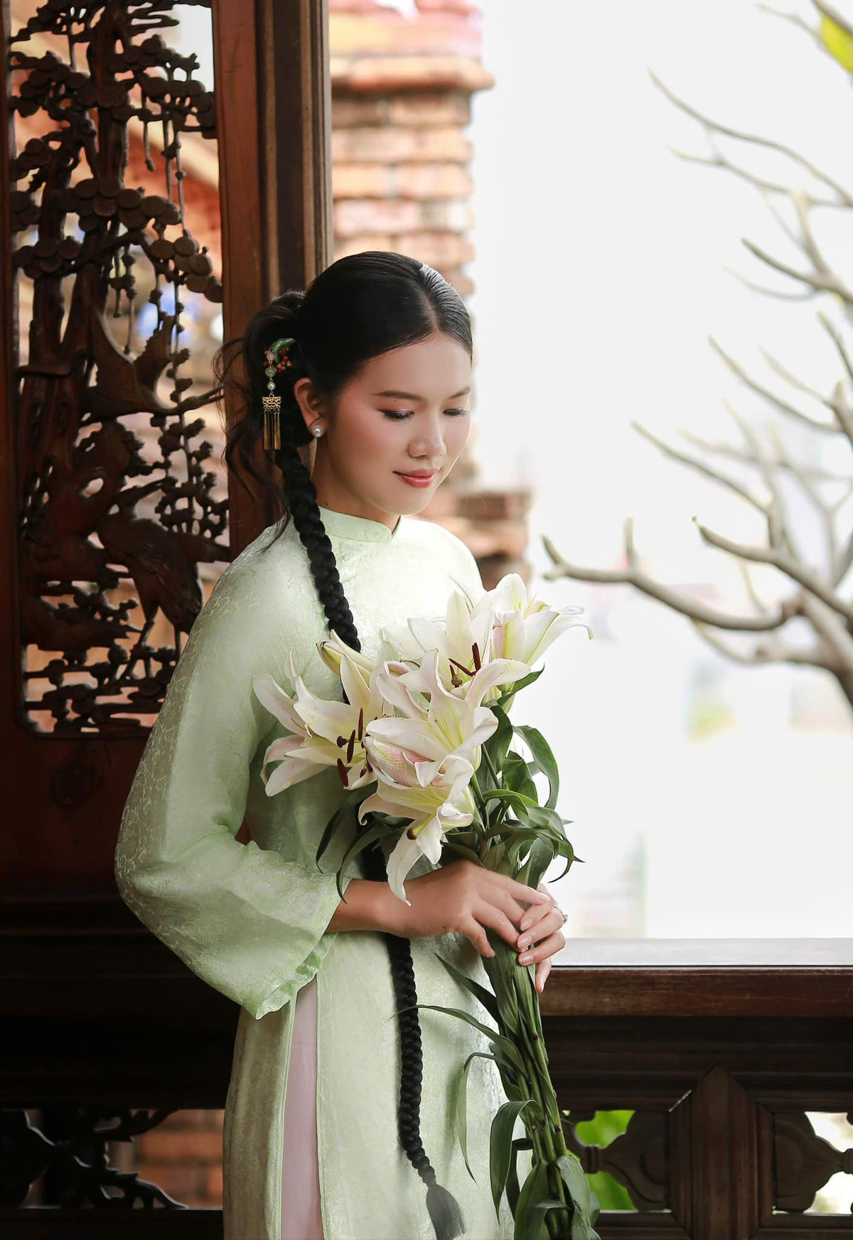 Làn da của Ánh Viên giờ đây không còn sạm đen như thời còn thi đấu mà trắng sáng, mịn màng nhờ sự chăm sóc kỹ lưỡng, làm nổi bật vẻ nữ tính mềm mại, trái ngược với hình ảnh mạnh mẽ, đầy nội lực trước đây trên đường đua xanh.