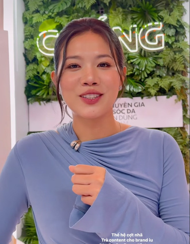 Xuất hiện trong clip mới đây, mái tóc Ánh Viên được búi lên gọn gàng, khoe trọn gương mặt thanh tú.