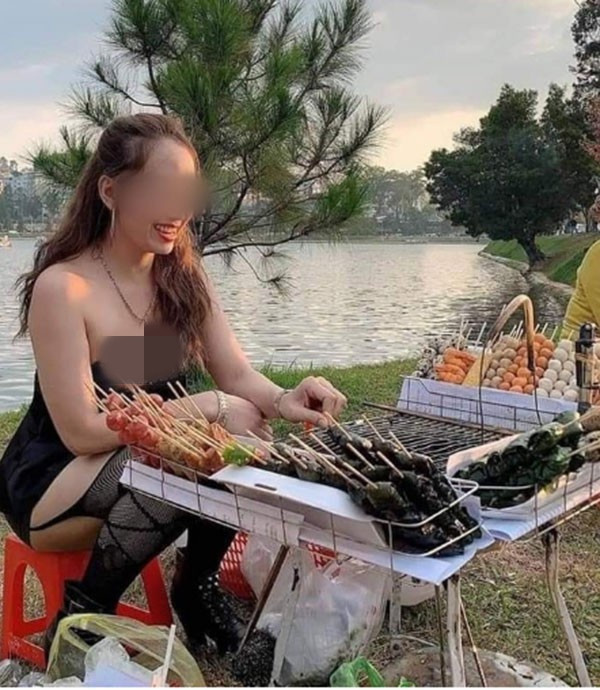 Cô gái bán xiên tại Đà Lạt từng khiến netizen không khỏi phẫn nộ bởi cách ăn mặc quá đáng.