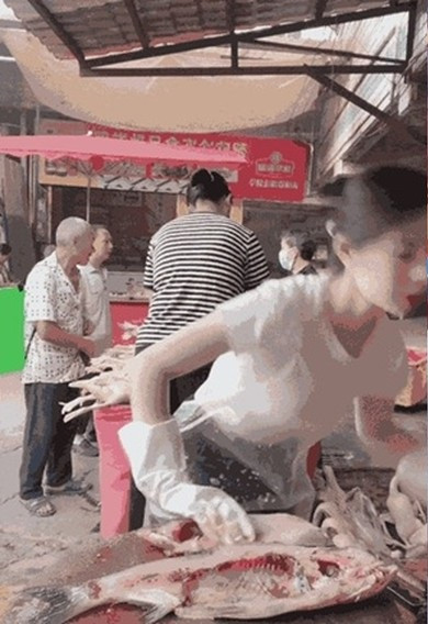 Yumei nói rằng việc ăn mặc chỉn chu không chỉ là thái độ khi làm làm việc mà còn là thái độ sống và sự tôn trọng với khách hàng.